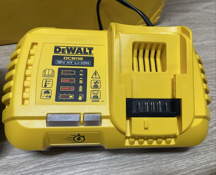 DeWalt DCB1104/DCB116/DCB118/зарядні станції деволт 220в