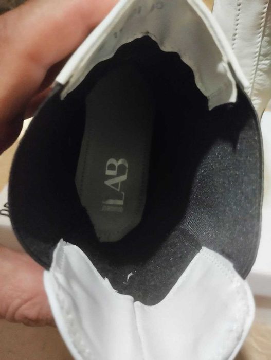 Чоботи жіночі, білі, натуральна шкіра у відмінному стані