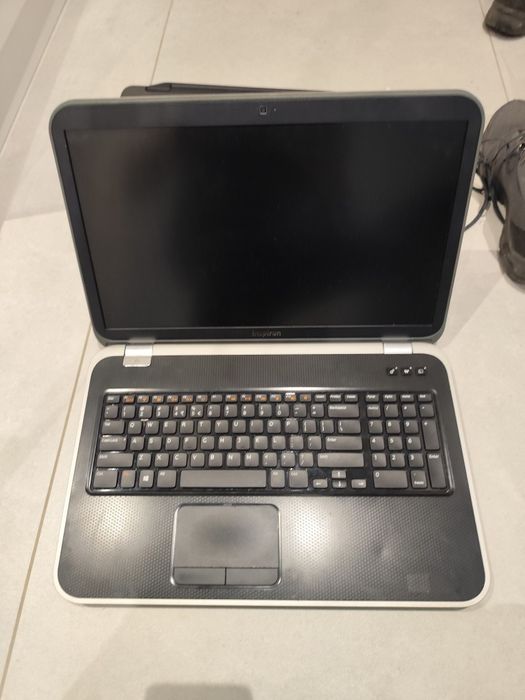 Laptopy uszkodzone  i niekompletne