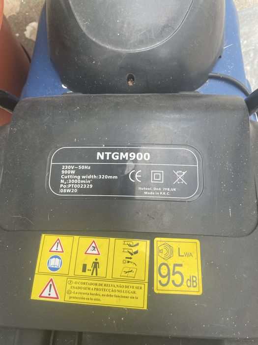Máquina de cortar relva