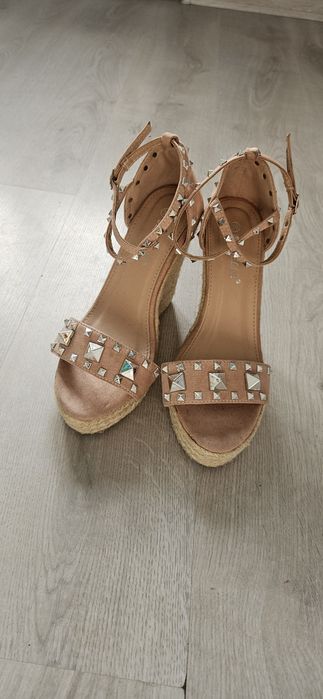 Sandały na platformie