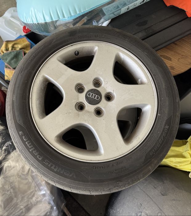 4 jantes de 5 braços 205/55 R16.