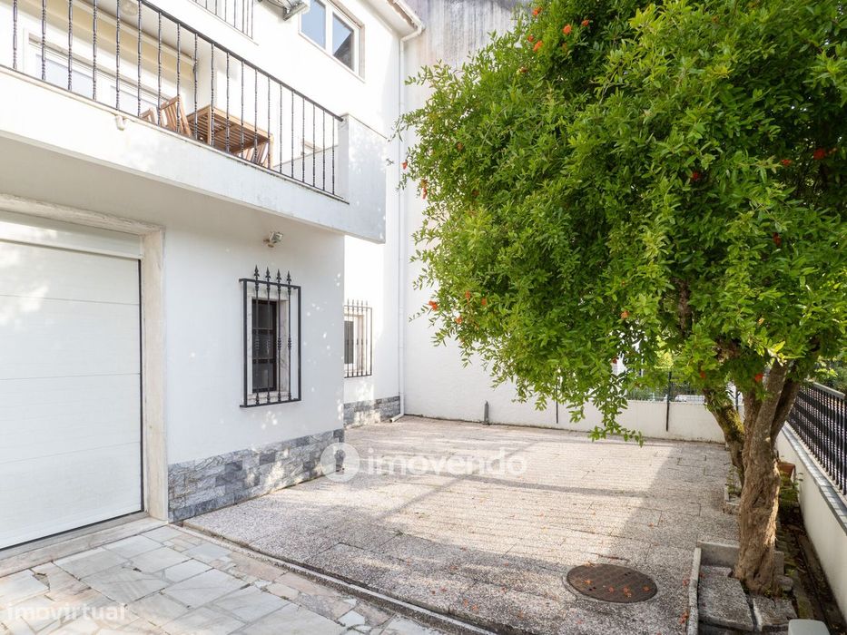 Moradia T6 com jardim, terraço e garagem, em Rio de Mouro