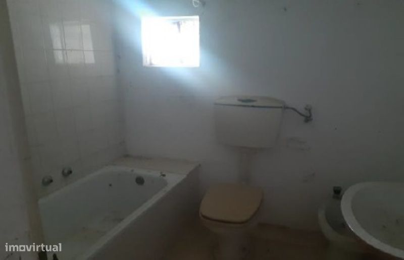 Moradia T4 para Renovar c/ Pátio e Churrasqueira | Centro do Cadaval