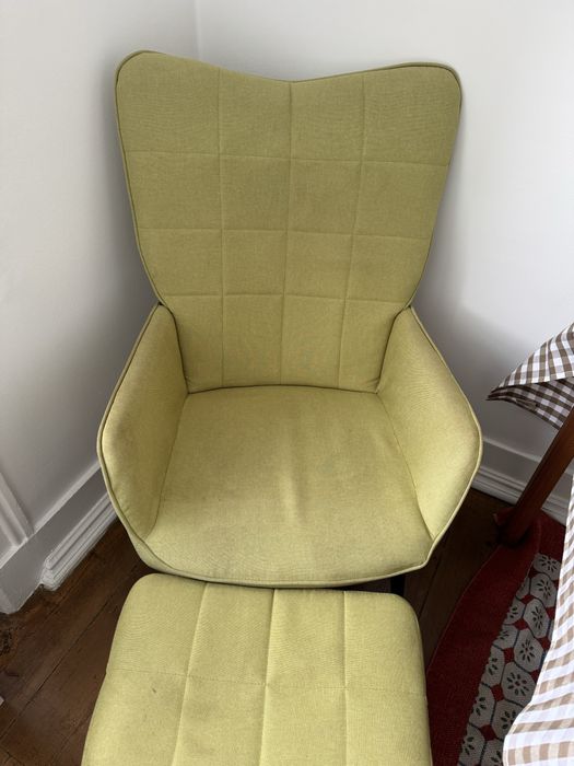 Poltrona verde claro com banco