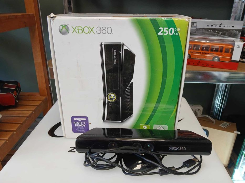 Konsola Xbox 360 250GB + Kinect + 2 Pady