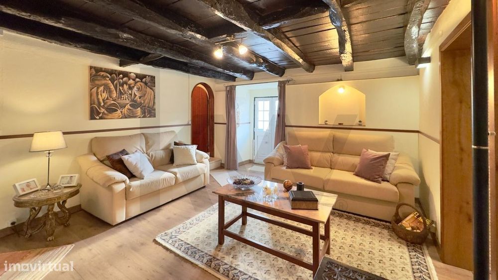 Moradia T4 c/ 2 Pisos, renovada e com 1640m2 de Terreno – Arruda dos V