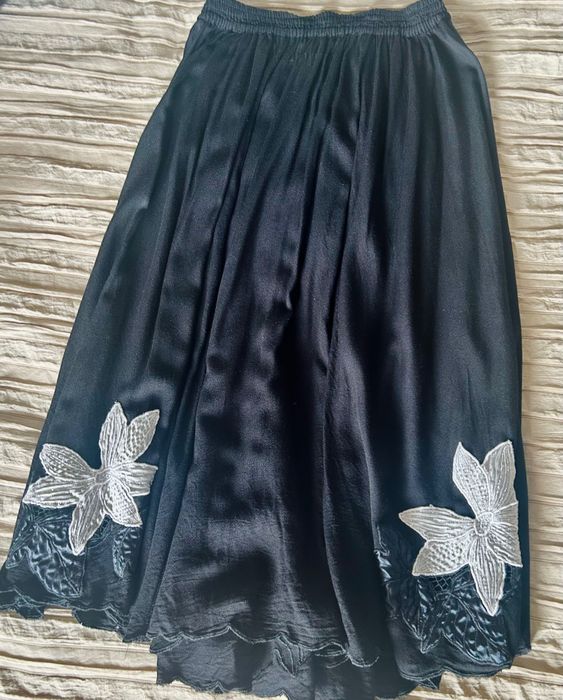 Saia preta rodada com bordado de flores em branco e prata midi