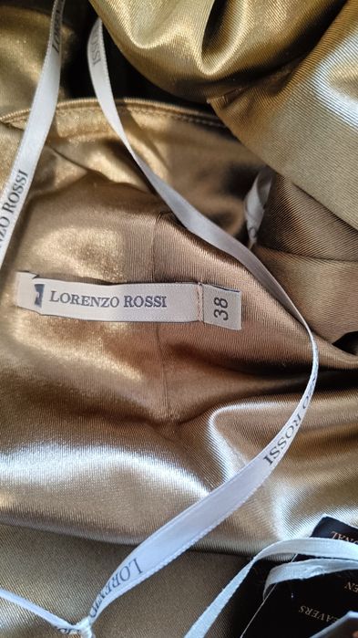 Сукня зі шлейфом, золотого кольору , 38 розмір.