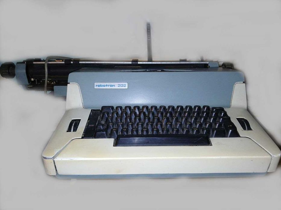 Електрична друкарська німецька печатная машинка Robotron 202