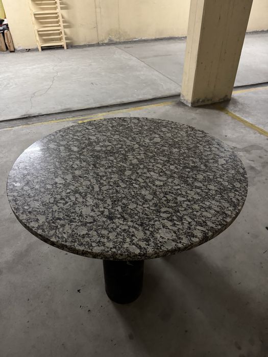 Mesa com tampo em granito
