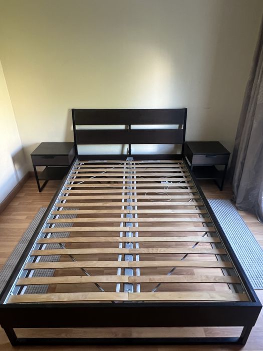 Cama casal TRYSIL - cama casal + estrado + duas mesas de cabeceira