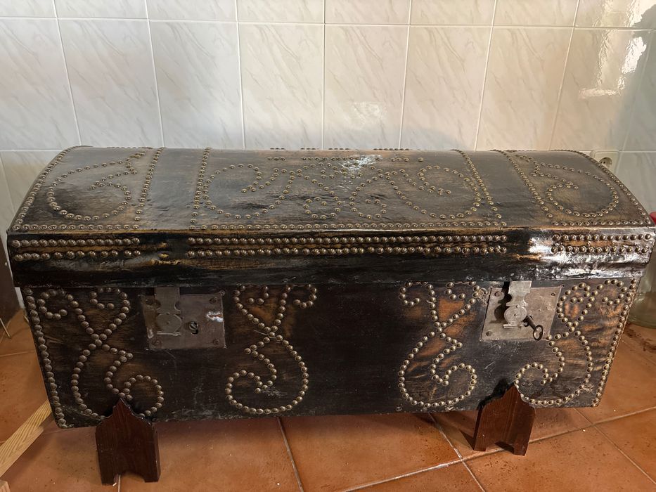 Arca em couro, forrado em tecido. Comprimento 1 m e altura 38 cm. Muito bom estado