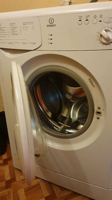 Продам пральну машину Indesit WIUN 100