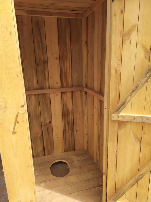 Туалет уличный. Деревянный