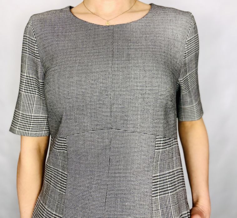 Szara sukienka w klasyczną kratę midi M 38