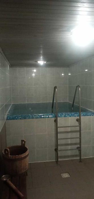 Сауна, баня, лазня.