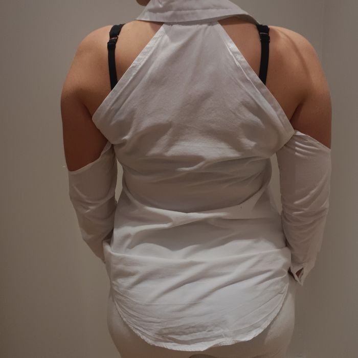 Biała koszula bez ramion