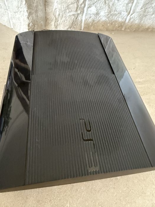 PS3 Super Slim + comando + 2 jogos + cabos