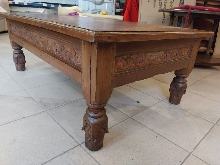 Столик журнальний з різьбою