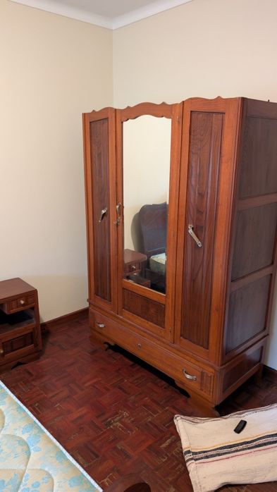 Quarto completo Cama de madeira, colchão, armário e mesas de cabeyce