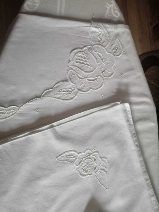 biała pościel z delikatnym haftem