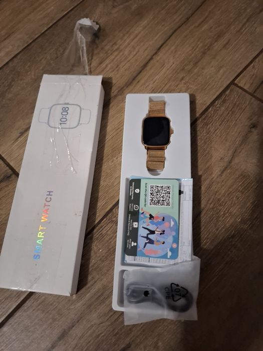 Piękny i stylowy złoty Smartwatch