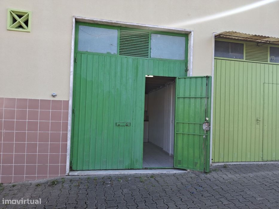 Garage with street access, converted into a loft. Well-located.