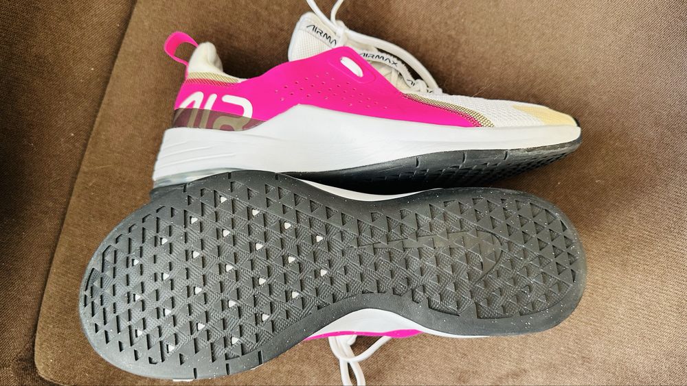 Продаю кросовки  Nike Air Max Bella  40.5 26см