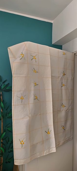 Toalha de mesa bordada à mão