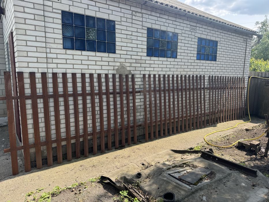 Продам секции забора из металла размером 2.5м на 1.5м