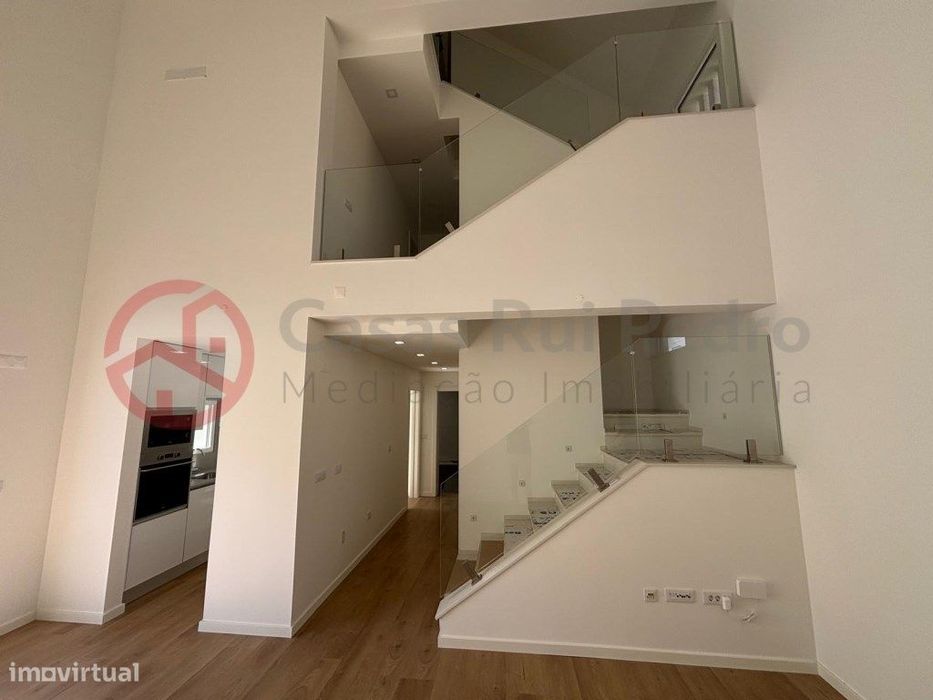 Moradia T3 com Terraço e Garagem a 6 Minutos da Praia na Costa da C...