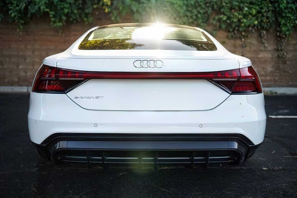 Audi e-tron      2022