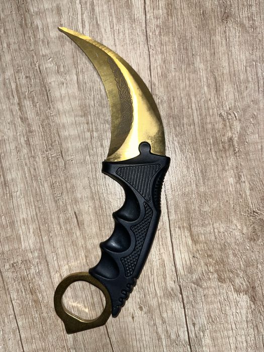 Złoty karambit w wzorek