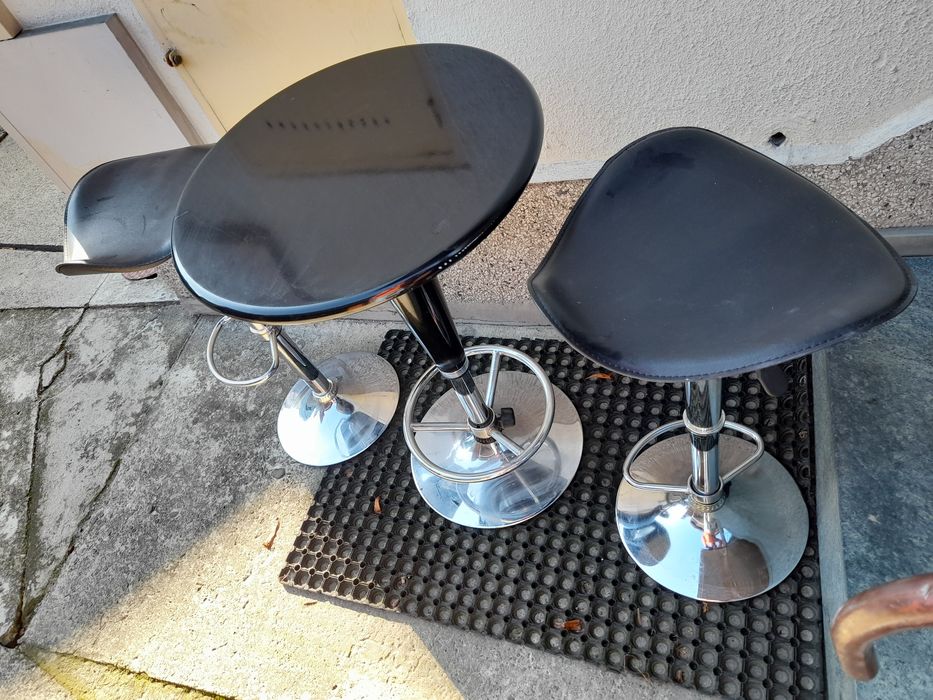 Komplet stolik dwa Hokery