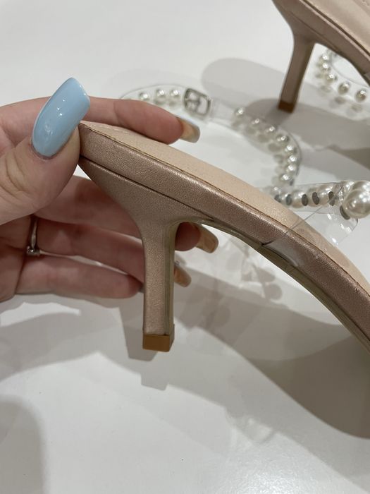 Buty na obcasie perełki