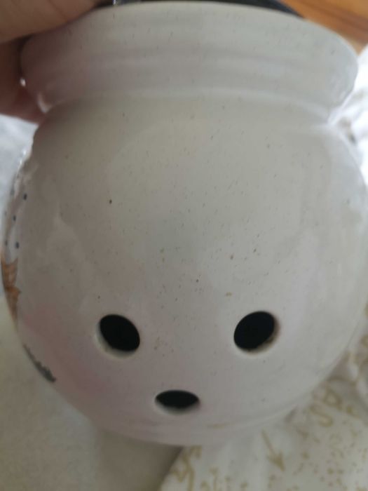 Ceramiczny pojemnik w gąski na cebule czosnek
