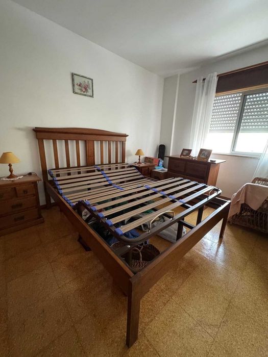 Vende-se Cama com Estrado Articulado, com Motor e Comando