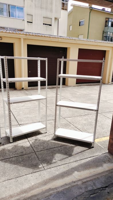Conjunto de 3 Estantes Metálicas – Muito Resistentes