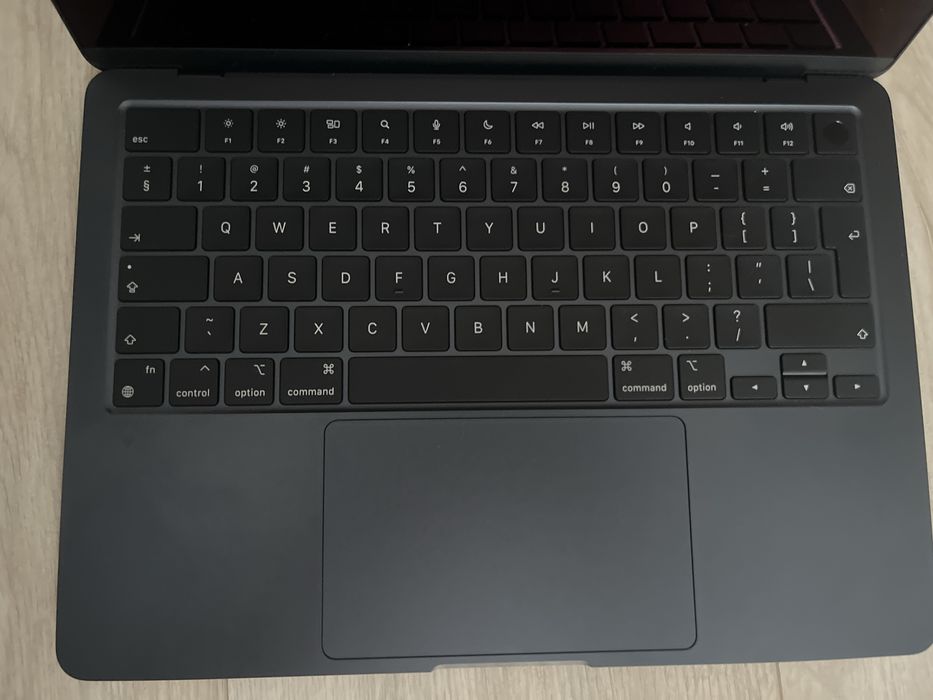 Macbook Air z czipem M2 + magic mouse