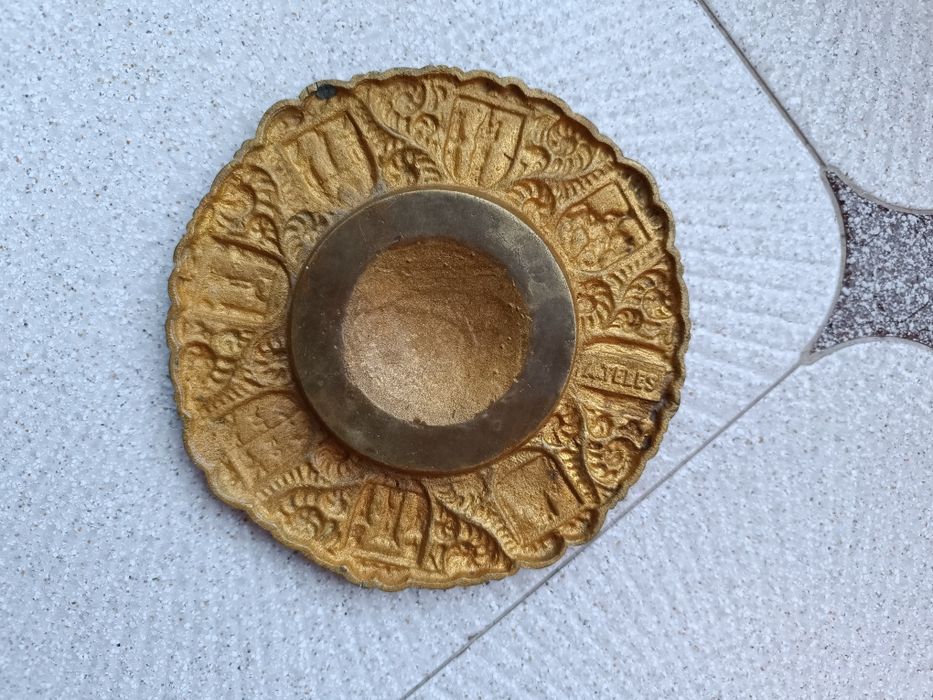 Cinzeiro antigo com brasões de Portugal