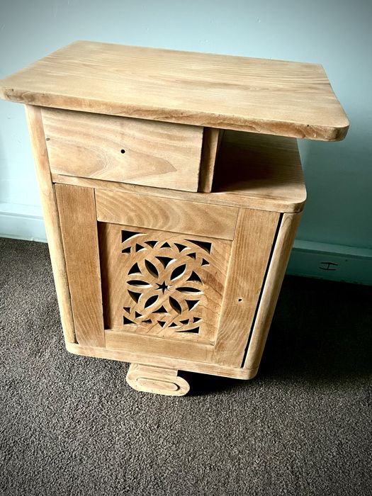 Bardzo ciekawy nakastlik na trzech nóżkach. Szafka nocna.