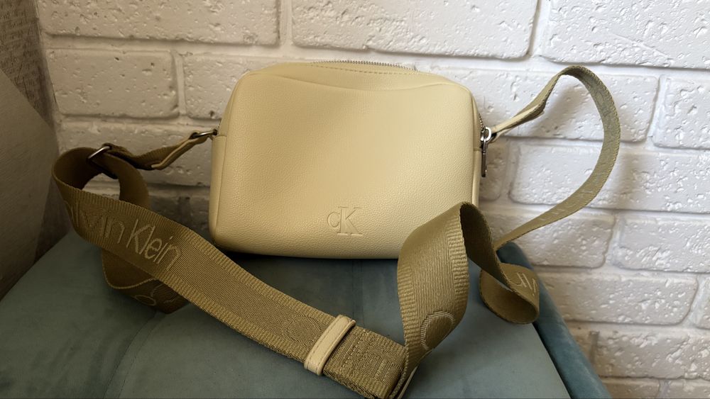 Calvin Klein жіноча жовта сумка