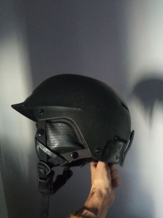 Kask narciarski Atomic z daszkiem