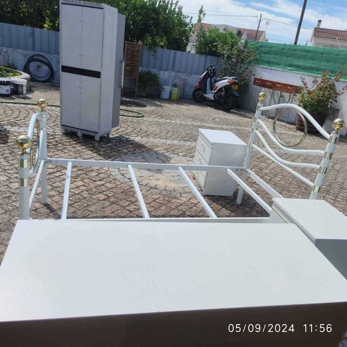 Cama em ferro com colchão e 2 banquinhas