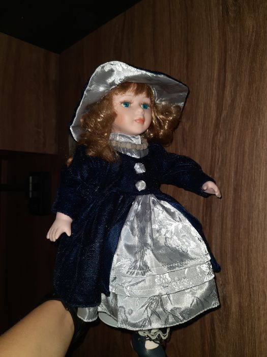 Duża porcelanowa kolekcjonerska lalka z podstawka