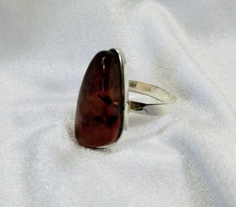 Srebrny pierścionek z bursztynem