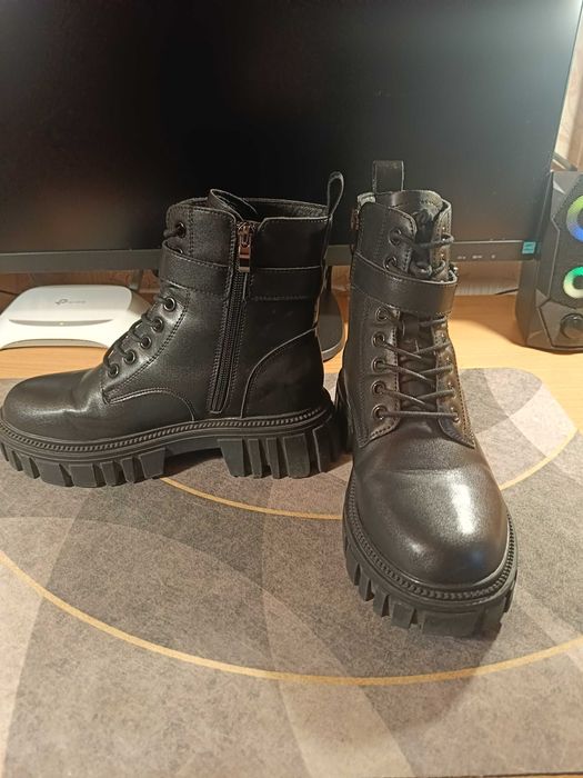 Продам женские ботинки 37р. , цвет черный .