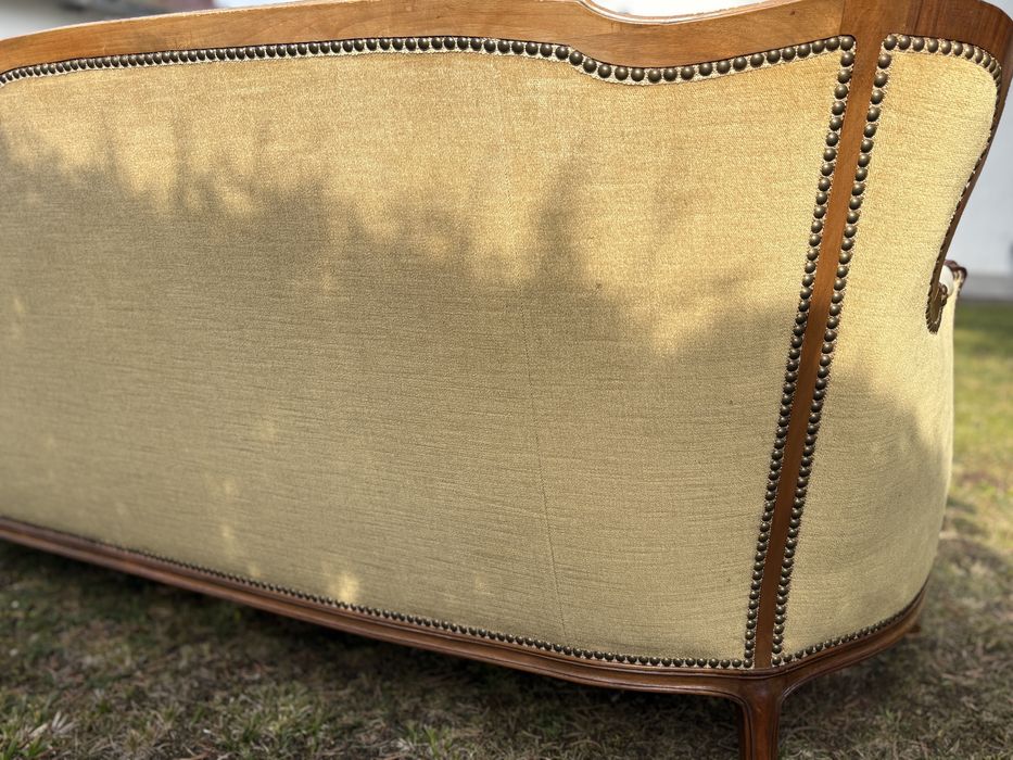 Stylowa kanapa ludwikowska / Sofa 3-osobowa w stylu Ludwika XV (Miodowy Welur/Aksamit)
