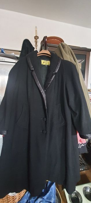 Czarny wełniany płaszcz 48/50 marki Berger z szalowym kołnierzem 48/50